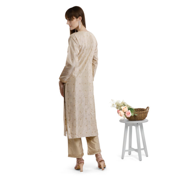 IVORY TALE - Image 3